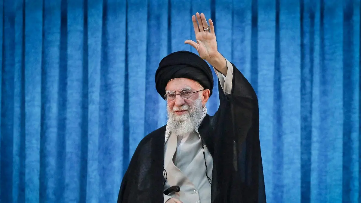 2025-06-17T092413Z_1064547000_RC2NVEAYBBE8_RTRMADP_3_IRAN-NUCLEAR-KHAMENEI-CIRCLE